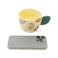 كوب سيراميك بتصميم أنيق برسمة فتاة لون بيج