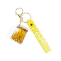 تعليقة شنط شكل كيس باللون الأصفر