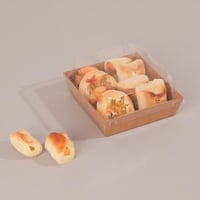 صحون ورق كرافت بني مربعة بغطاء منفصل شفاف -(10) حب...