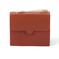 حقيبة توزيعات فاخرة للمناسبات بمسكة علوية لون أحمر...