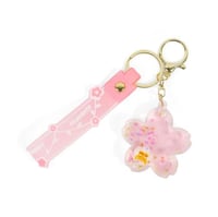 تعليقة شنط بشكل وردة باللون الوردي