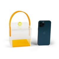 حقيبة اكريلك شفافة مربعة بمسكة جلد أصفر