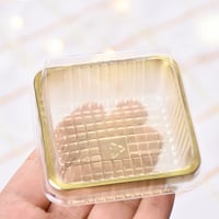 مجموعة (100) علبة ذهبية بغطاء شفاف | 7*7 سم