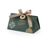 حقيبة توزيعات خضراء لرمضان مع شريطة بلون ابيض بعبا...