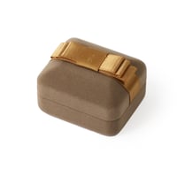 علبة خاتم مخمل بلون بني وشريطة ذهبية