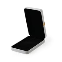 علبة مجوهرات مخمل بلون رمادي وشريطة ذهبية