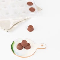 قالب اكريليك للشوكلاته دائري بشكل مموج منقوش - 21...