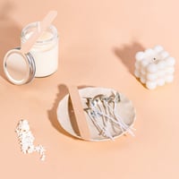 مجموعة (25) فتيل قطني للشمع مع قاعدة خشبية | 10 سم