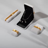 علبة مجوهرات مخمل بلون رمادي وشريطة ذهبية