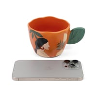 كوب سيراميك بتصميم أنيق برسمة فتاة لون برتقالي