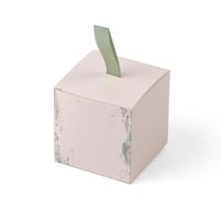 علبة توزيعات مربعة بيج بتصميم ورق شجر-(12)حبة |8*8...