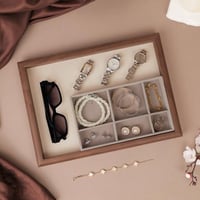 منظم مجوهرات مخمل بإطار خشبي- لون بيج