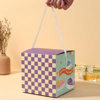 علبة توزيعات للعيد مع مسكة علوية "عساكم من عوادة"...