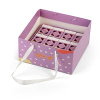 صندوق توزيعات العيد بنفسجي ورود بيضاء يحتوي على 24...