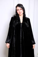 عباية شتوي مخمل مطرز بتفاصيل ورق فاخرة وملمس حريري