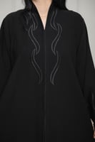 عباية كريب ملكي بتطريز أمامي وكم أنيق لإطلالة راقي...