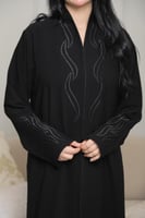 عباية كريب ملكي بتطريز أمامي وكم أنيق لإطلالة راقي...