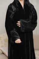 عباية شتوي مخمل فخم بتطريز كم هاري أنيق