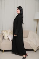 عباية كريب ملكي بتطريز أمامي وكم أنيق لإطلالة راقي...