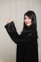 عباية شتوي مخمل فخم بتطريز كم هاري أنيق