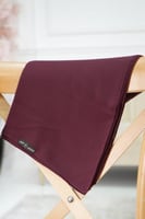 طرحة اختياري الأول – لون عنابي أنيق وفاخر