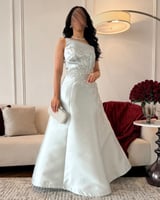 فستان رمادي فاتح بتطريز شك