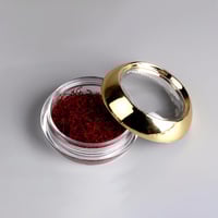 علب زعفران شفافة بغطاء ذهبي