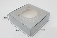 علبة ورقية مع نافذة شفافة مزخرفة