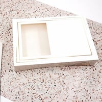 علب حلويات ورقية بغطاء متصل اطار ذهبي