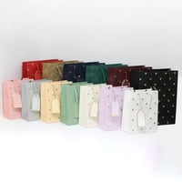 أكياس هدايا مزخرفة بنقاط ذهبية