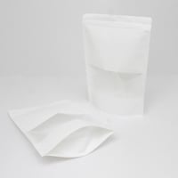 أكياس بهارات وقهوة بنافذة