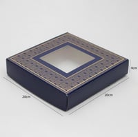 علب ورقية مزخرفة بتصاميم ذهبية