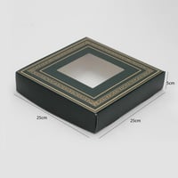 علب ورقية مزخرفة بتصاميم ذهبية