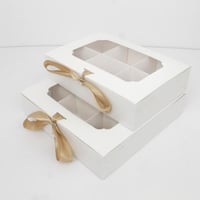 علبة ورقية مقسمة للحلويات بغطاء شفاف