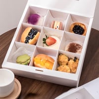 علبة ورقية مقسمة للحلويات بغطاء شفاف