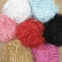 قصاصات ورق مموجة بعدة الوان