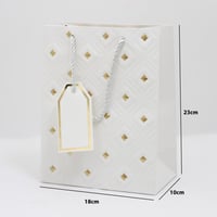 أكياس هدايا مزخرفة بنقاط ذهبية
