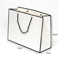 أكياس هدايا ورقية فاخرة بحواف سوداء