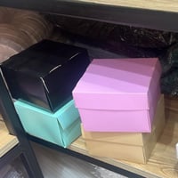 علب حلويات وبرجر بغطاء متصل بعدة الوان