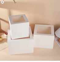 علبة كيك بيضاء بغطاء شفاف