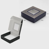 علب ورقية مزخرفة بتصاميم ذهبية