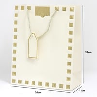 أكياس هدايا مزخرفة بإطار ذهبي