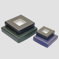 علب ورقية مزخرفة بتصاميم ذهبية