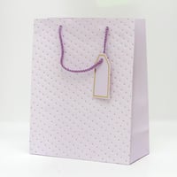 أكياس هدايا منقطة بألوان متعددة