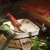 ملاعق خشبية صغيرة