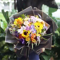 ورق تغليف ورد بلاستيك اسود بخط ذهبي