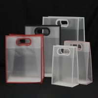 أكياس هدايا ثلجي بإطار ملون