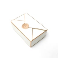 علبة هدايا فاخرة بتصميم ظرف