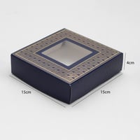 علب ورقية مزخرفة بتصاميم ذهبية