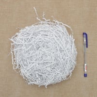 قصاصات ورق مموجة بعدة الوان